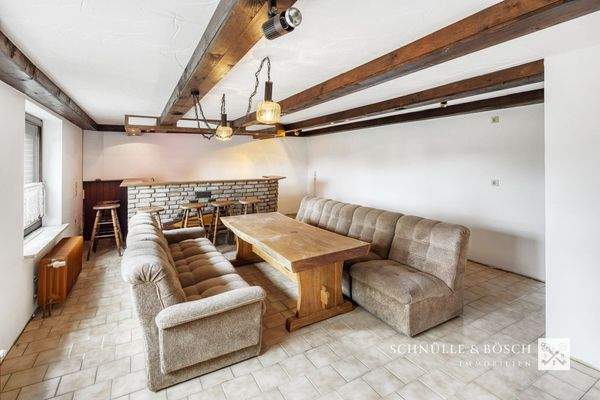 Partyraum mit großen Fenstern