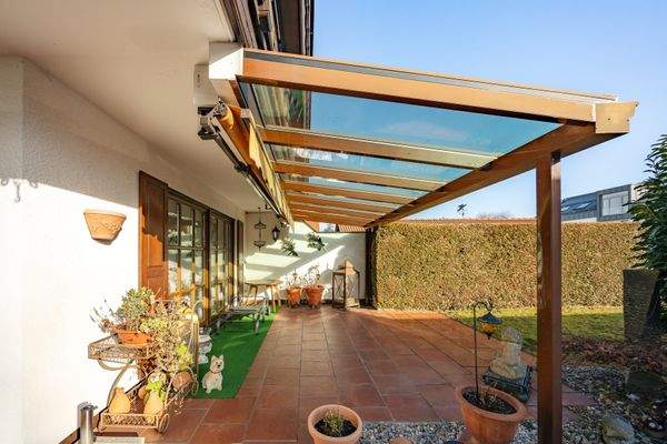 Terrasse mit Glaspergola