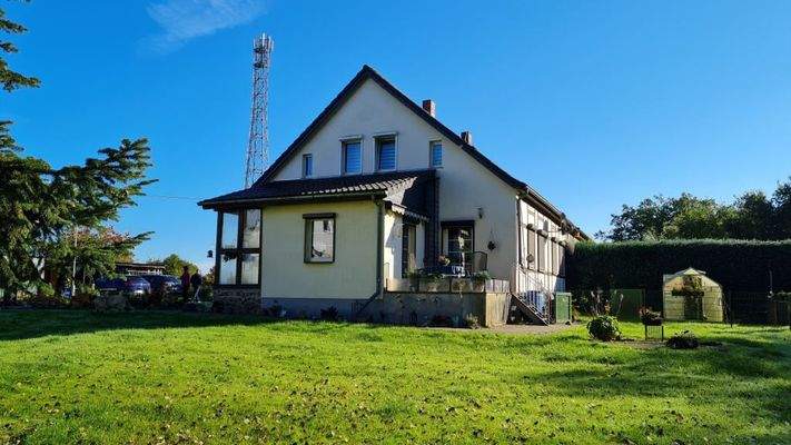 Wohnhaus mit großem Garten