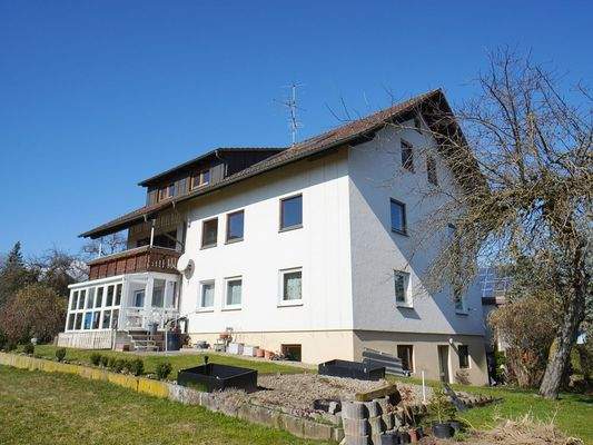 Außenansicht mit Balkon