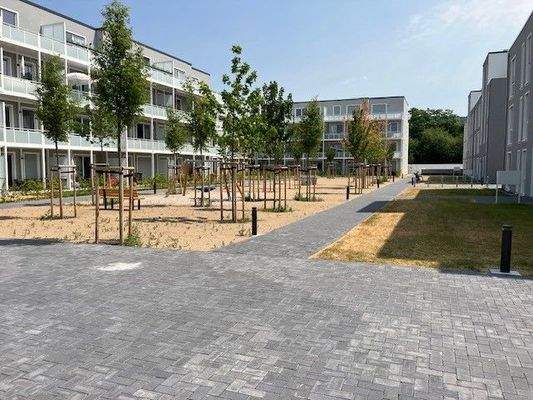 Außenanlage mit Spielplatz