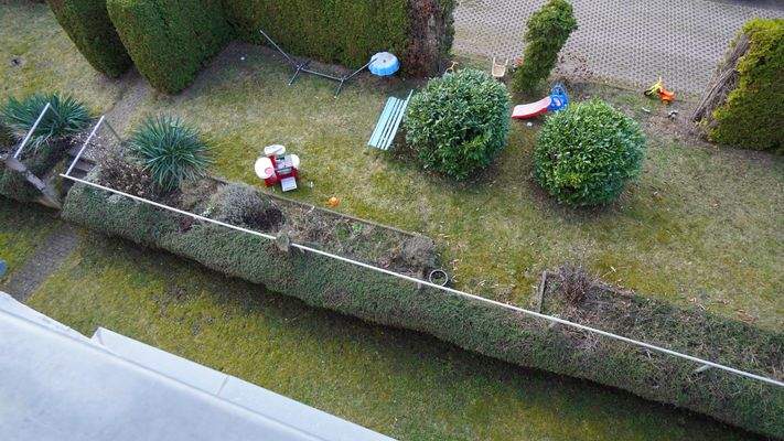 Der Garten hinter dem Haus steht zur gemeinschaftlichen Nutzung zur Verfügung