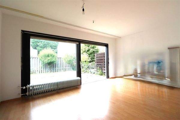 Wohnzimmer mit großen Fenstern