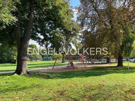 Park mit Spielplatz gegenüber