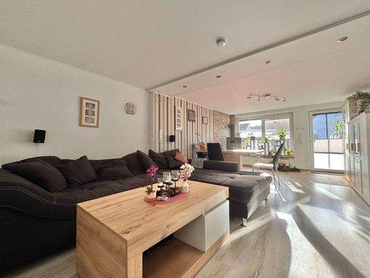 ... mit Essbereich und Zugang...