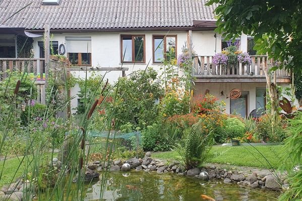 Außenansicht mit Teich -Sommer