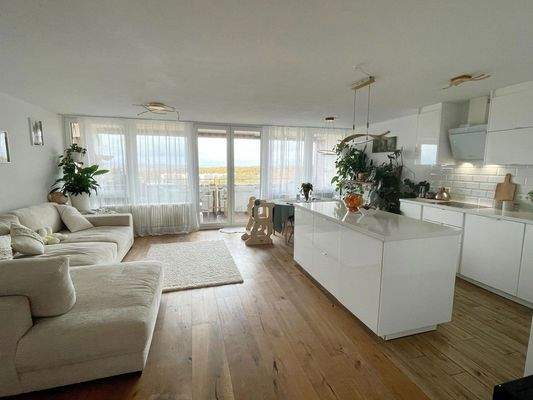 Wohnzimmer mit offener Küche