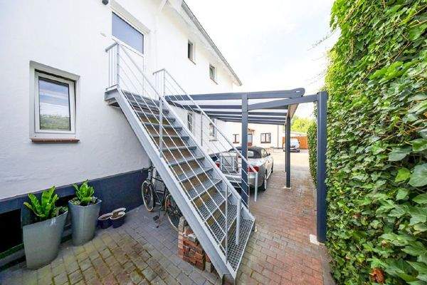 Außentreppe zur Einliegerwohnung