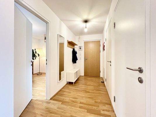 Zentaler Flur mit Garderobe