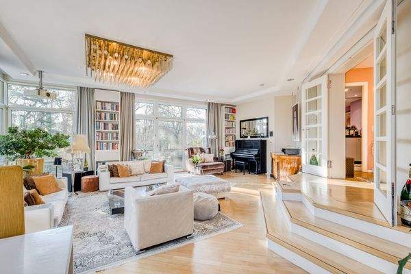 Weitläufiger Wohnbereich mit offenem Raumkonzept und eleganter Ausstattung