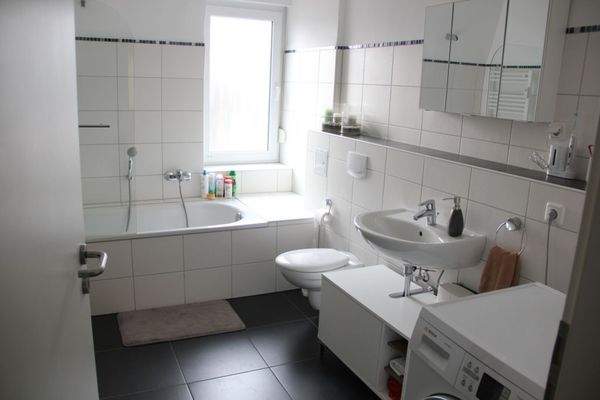 Modernes neues Bad mit Fenster uvm.!