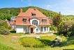 Vorderansicht der Villa mit Haupteingang