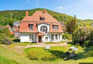Vorderansicht der Villa mit Haupteingang