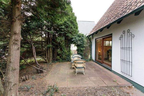 Terrasse vor dem Haus (eingewachsen).jpg