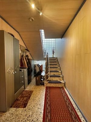 EG Treppenaufgang mit Lift
