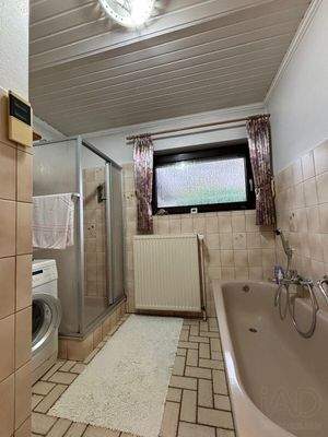 Bad mit Dusche und Badewanne