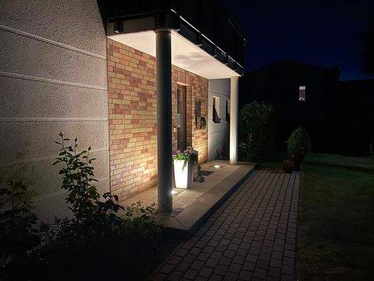 Eingangsbereich bei Nacht