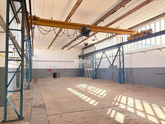 Hallenfläche mit 5t Kranbahn