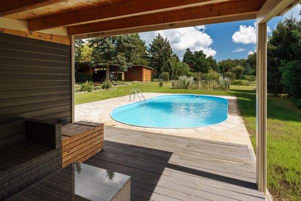 Blick vom Poolhaus in den Garten