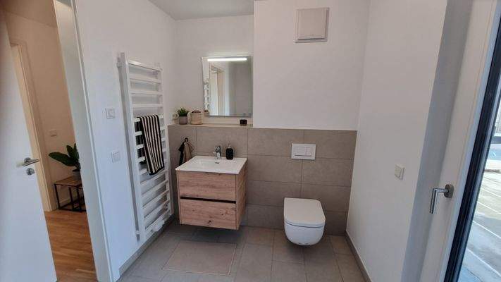 Großzügiges Badezimmer mit Tageslicht (Musterwohnung)