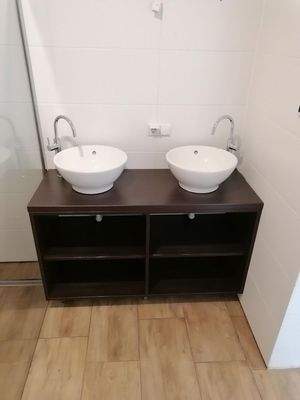 Waschtisch mit Waschbecken