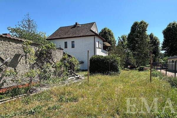 Blick zum vorderen Grundstück mit sanierungsbedürftiger Immobilie