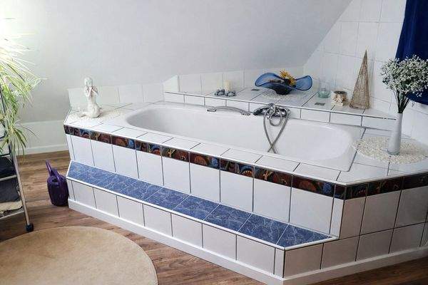 Bad im Dachgeschoß mit Wanne