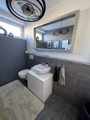 sep. WC mit Einbaumöbel