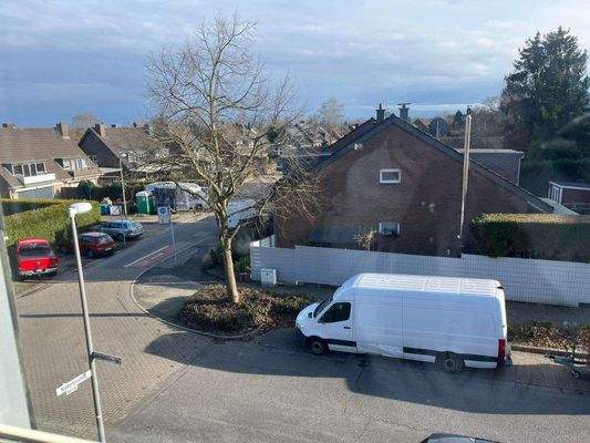 Blick auf ruhige Anwohnerstraße