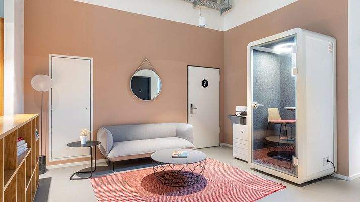 Sitzecke mit Telefonkabine