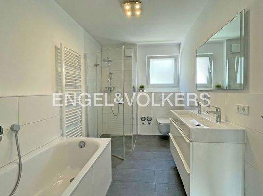 Tageslichtbad mit Wanne und Dusche