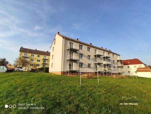 Hausansicht - Wiese mit beiden Blöcken