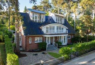 Eingebettet in grüne Umgebung und nur wenige Schritte vom Meer entfernt