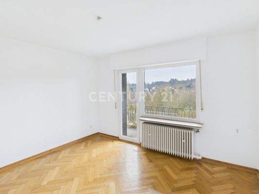 Wohnraum mit Zugang zum Balkon