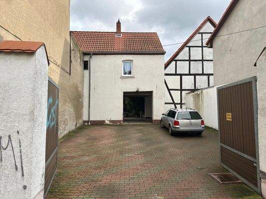 Blick auf Gebäude von Zufahrt