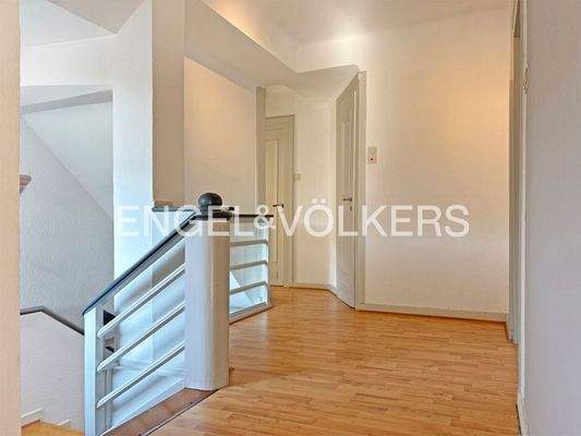 Treppenaufgang und Diele im OG