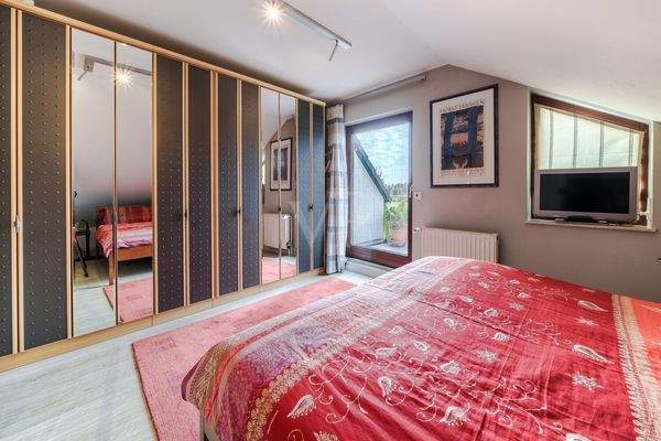 Geräumiges Schlafzimmer mit Durchgang zum Balkon