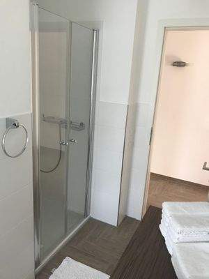 Großzügige Dusche.jpg