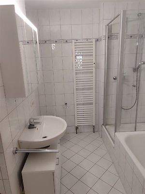 Bad mit Wanne und Dusche