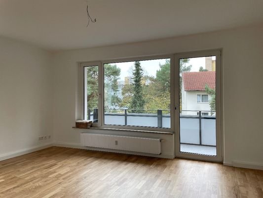 Wohnzimmer mit Balkon