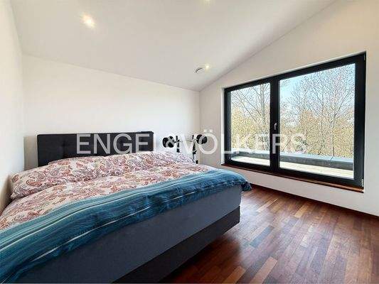 Schlafzimmer mit Balkonzugang im OG