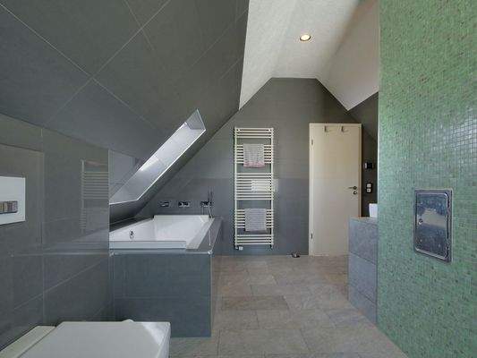 Tolles, riesiges Tageslichtbadezimmer mit Badewanne, bodengleicher Dusche und WC