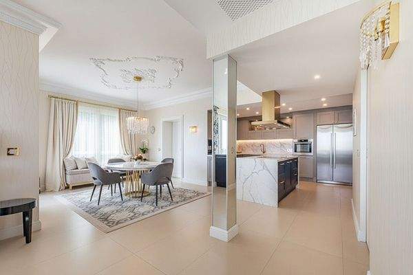 (KI) Blick in den Essbereich ... (KI)