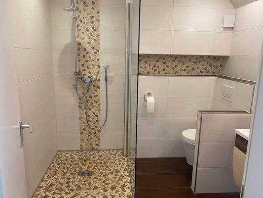 Badezimmer mit Dusche 