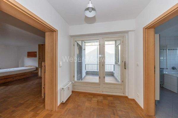 3446 Flur + Loggia mit Balkonteil