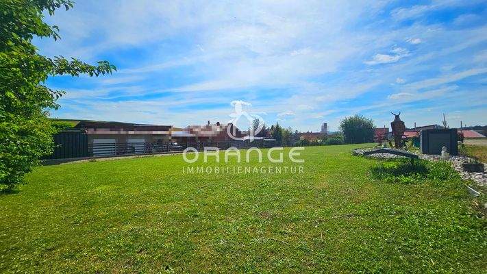 Großer, ebener Garten