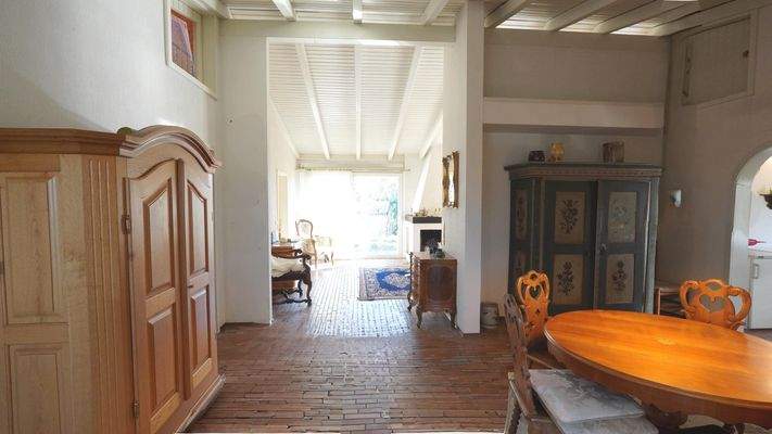 Essbereich mit Blick zum Wohnbereich