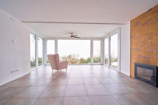 Wohnbereich mit Blick in den Garten und Schloßblick