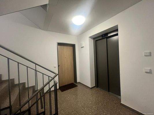 Treppenhaus mit Aufzug
