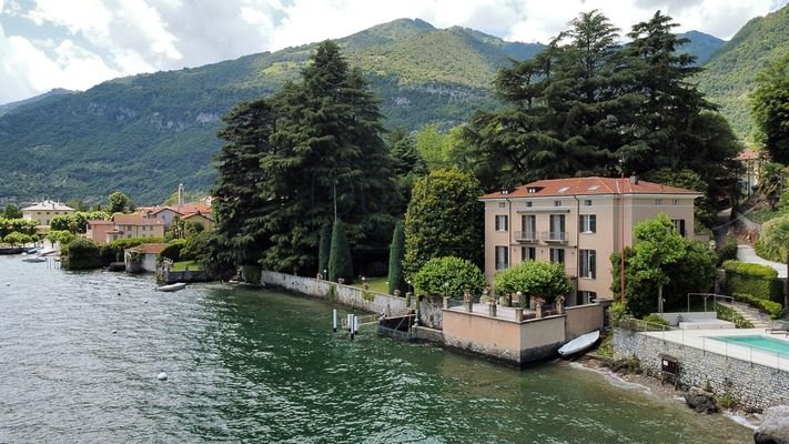 Anwesen mit Park direkt am See und mit eigenem Steg in Lenno - Comersee